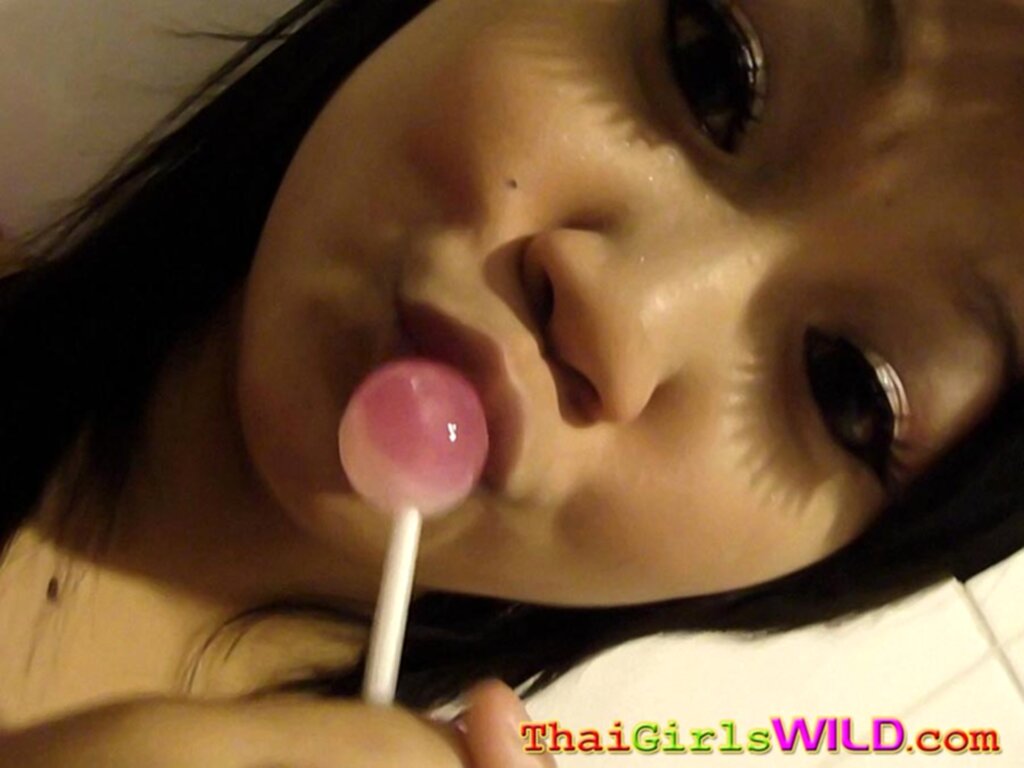 Kissing lollipop